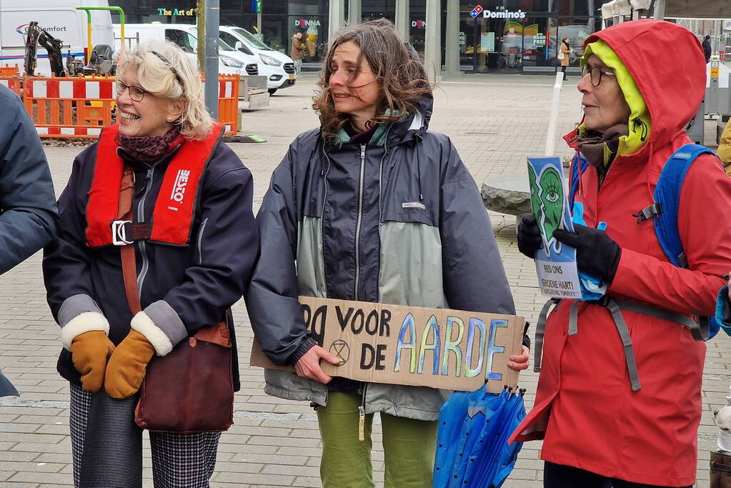 Extinction Rebellion demonstreerd bij gemeentehuis