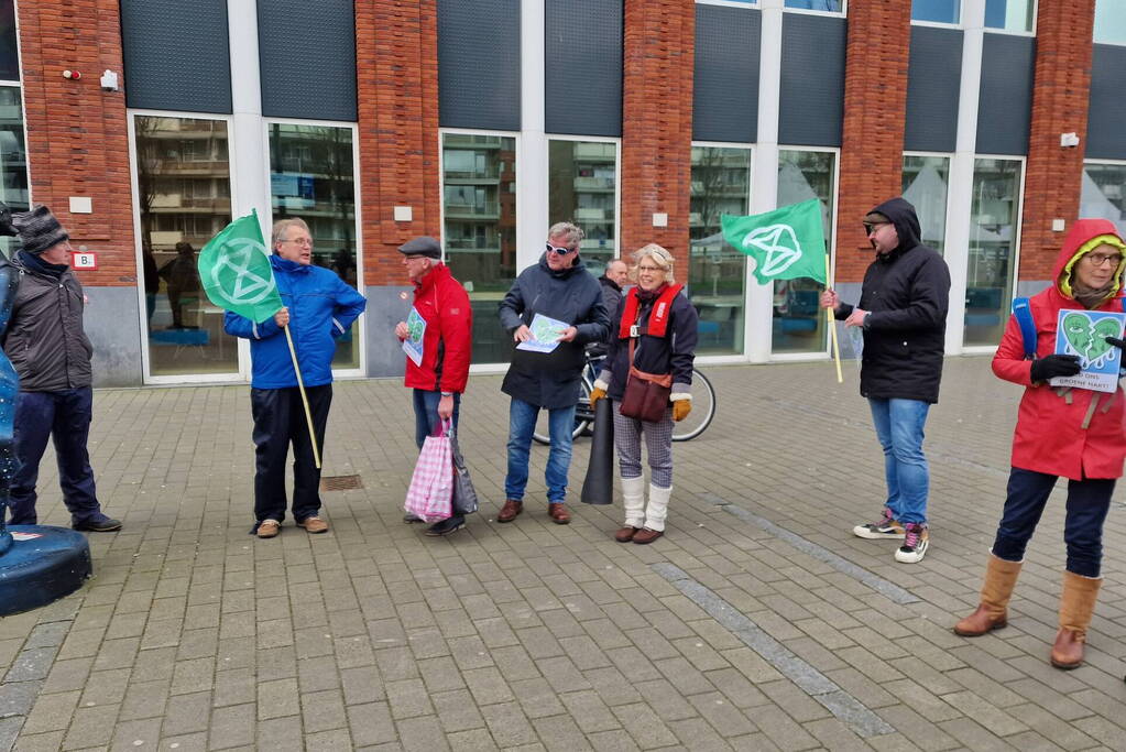 Extinction Rebellion demonstreerd bij gemeentehuis