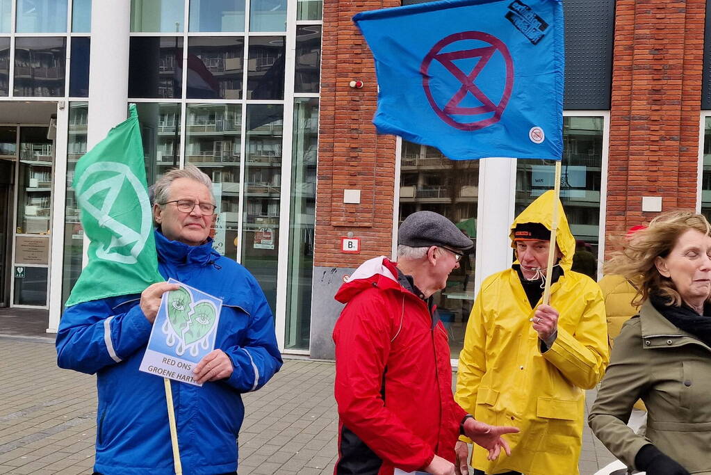 Extinction Rebellion demonstreerd bij gemeentehuis