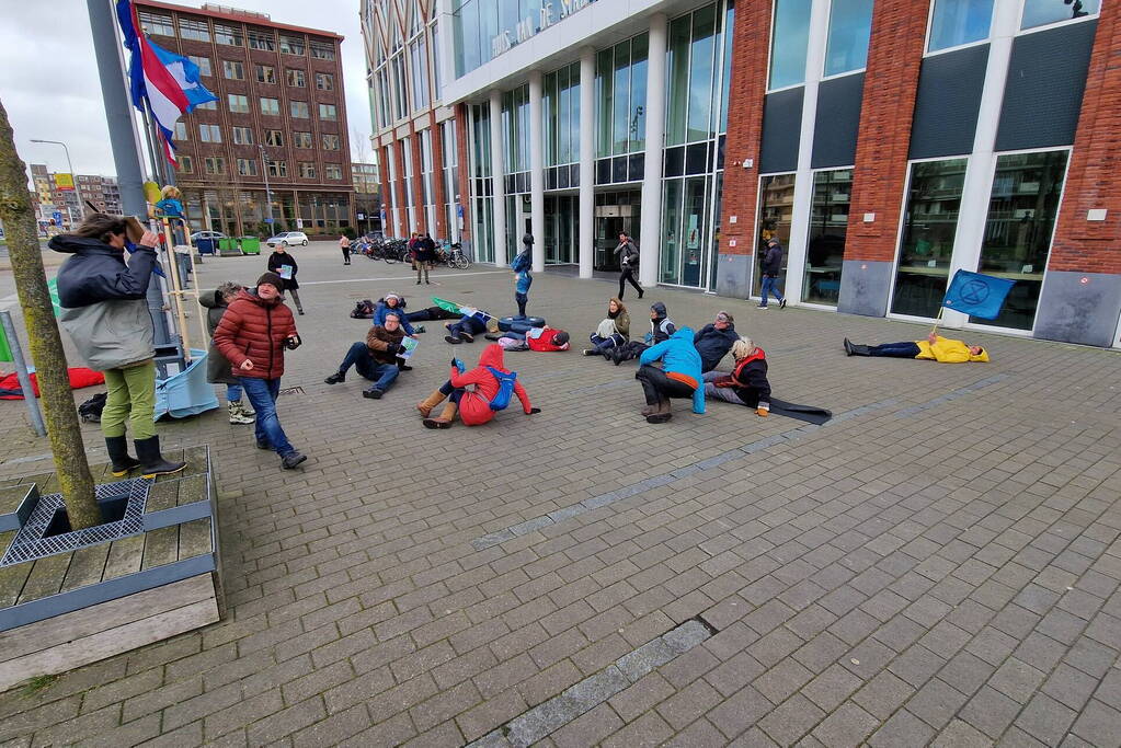 Extinction Rebellion demonstreerd bij gemeentehuis