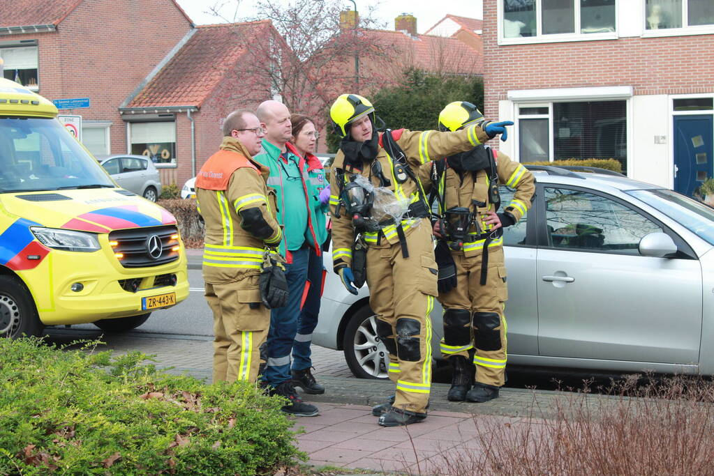 Isolatiemateriaal vat vlam persoon nagekeken door ambulancepersoneel