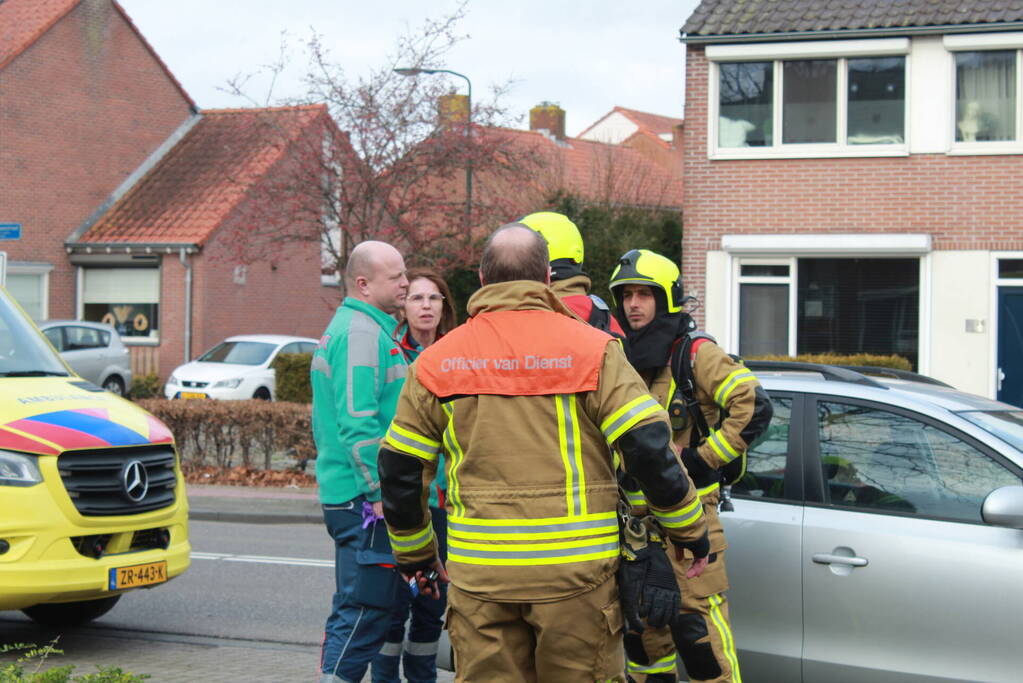 Isolatiemateriaal vat vlam persoon nagekeken door ambulancepersoneel