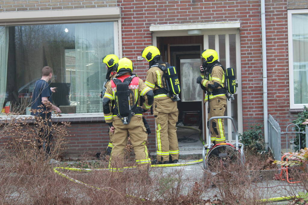 Isolatiemateriaal vat vlam persoon nagekeken door ambulancepersoneel