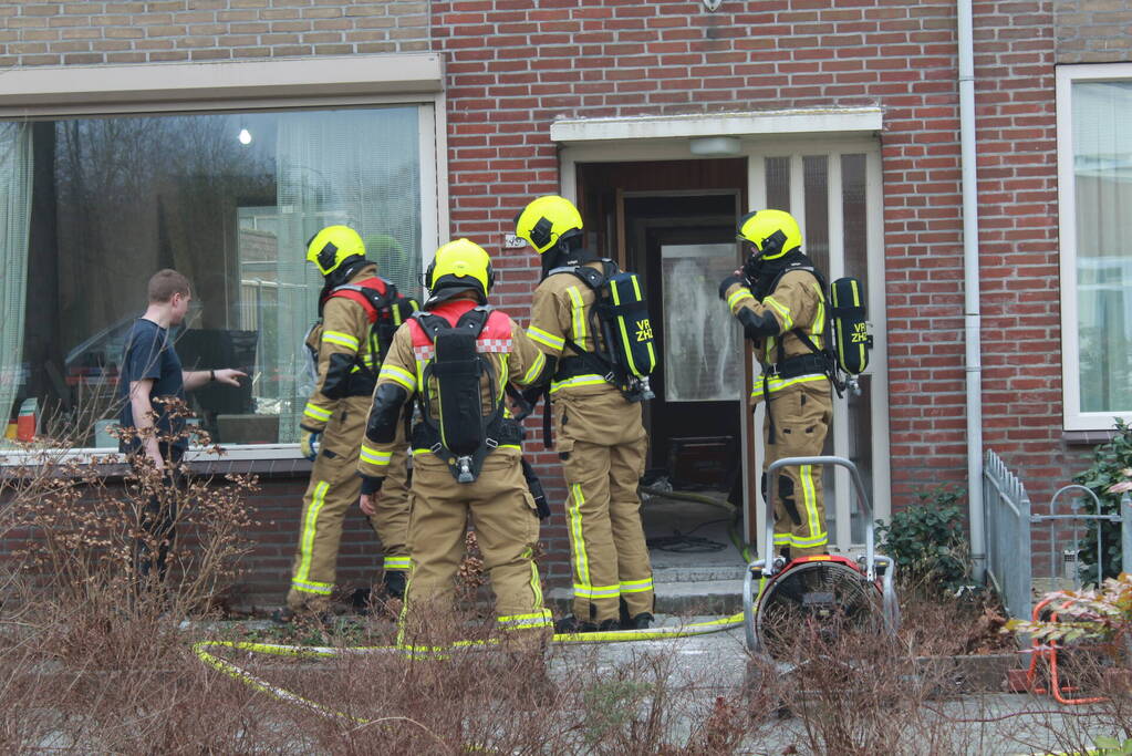 Isolatiemateriaal vat vlam persoon nagekeken door ambulancepersoneel