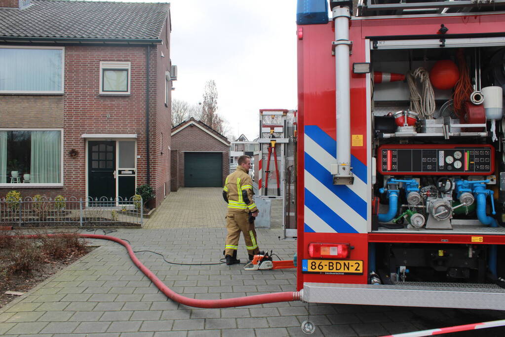 Isolatiemateriaal vat vlam persoon nagekeken door ambulancepersoneel