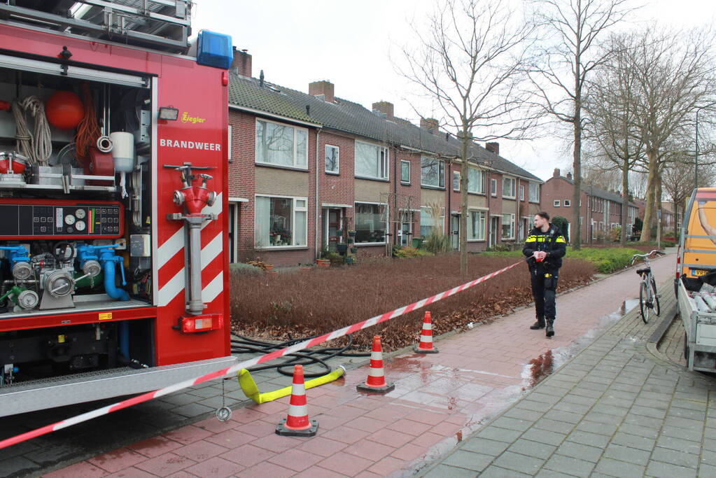 Isolatiemateriaal vat vlam persoon nagekeken door ambulancepersoneel