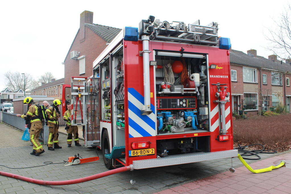 Isolatiemateriaal vat vlam persoon nagekeken door ambulancepersoneel