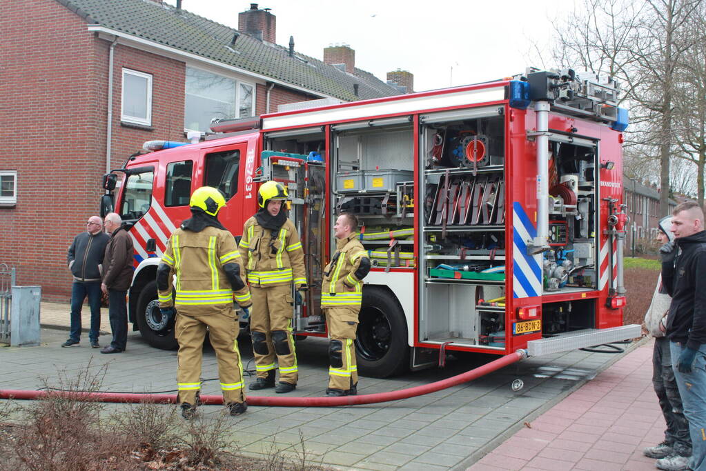 Isolatiemateriaal vat vlam persoon nagekeken door ambulancepersoneel