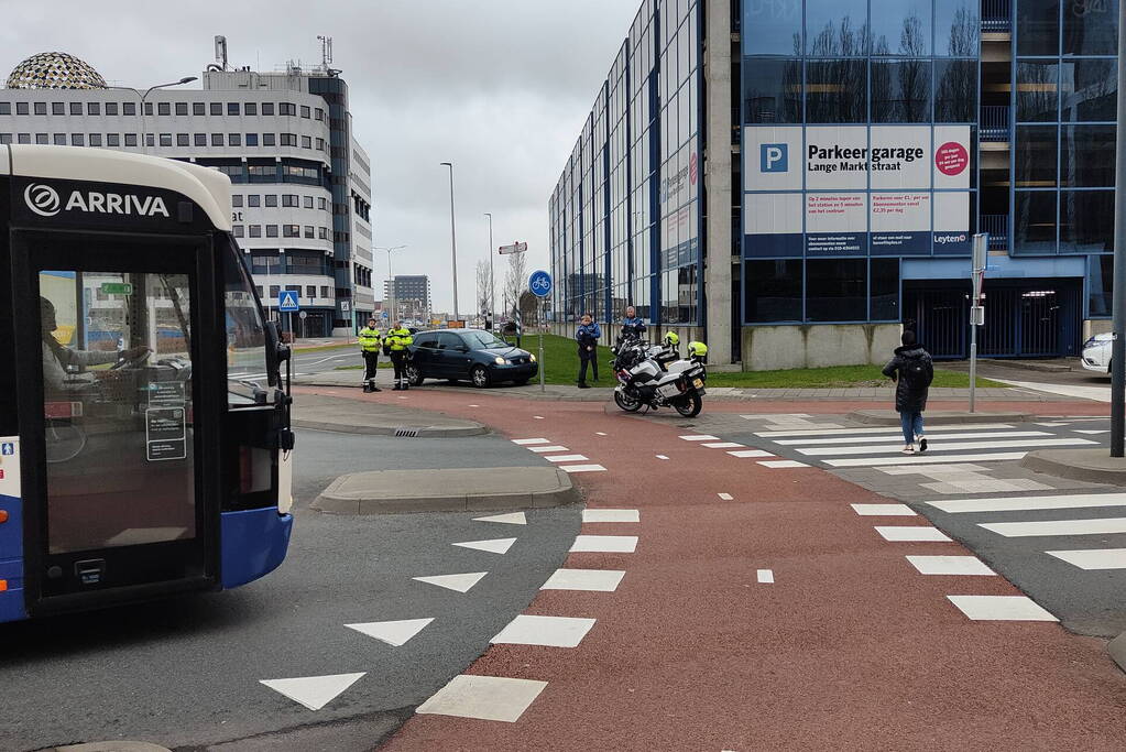 Fietser geschept door automobilist op rotonde