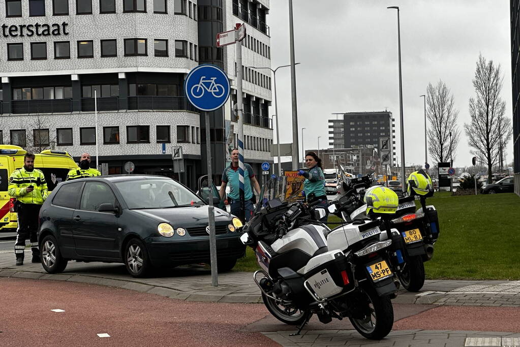 Fietser geschept door automobilist op rotonde