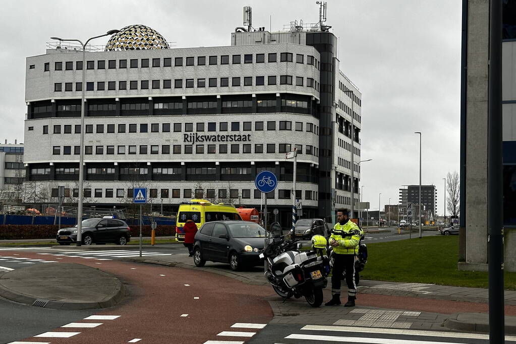 Fietser geschept door automobilist op rotonde