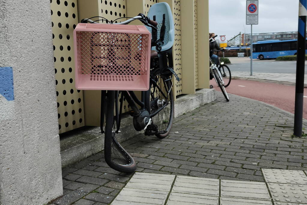 Fietser geschept door automobilist op rotonde