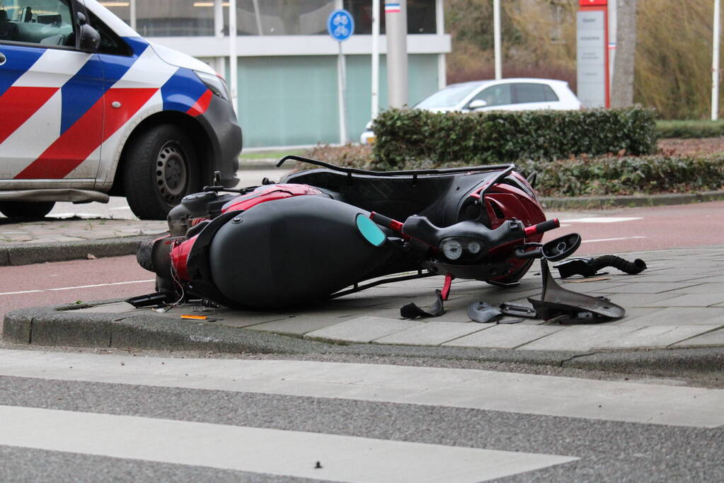 Scooterrijder gewond bij ongeval op rotonde