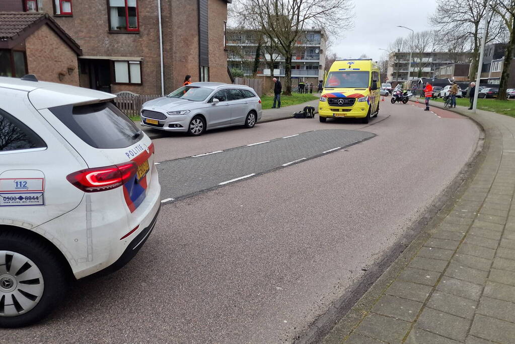 Persoon op speedpedelec gewond bij botsing met auto