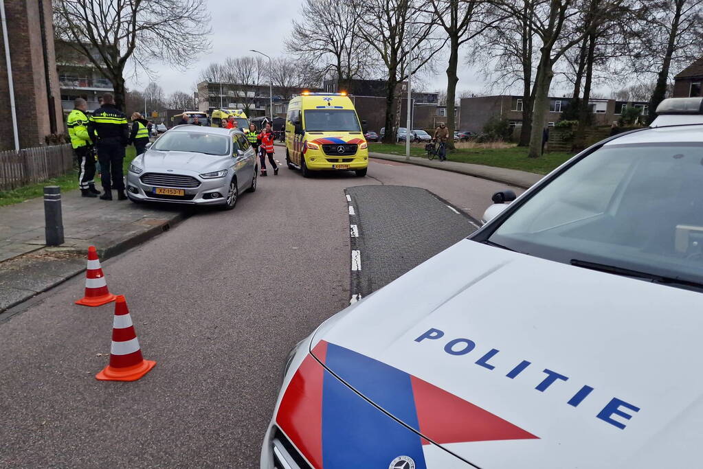 Persoon op speedpedelec gewond bij botsing met auto