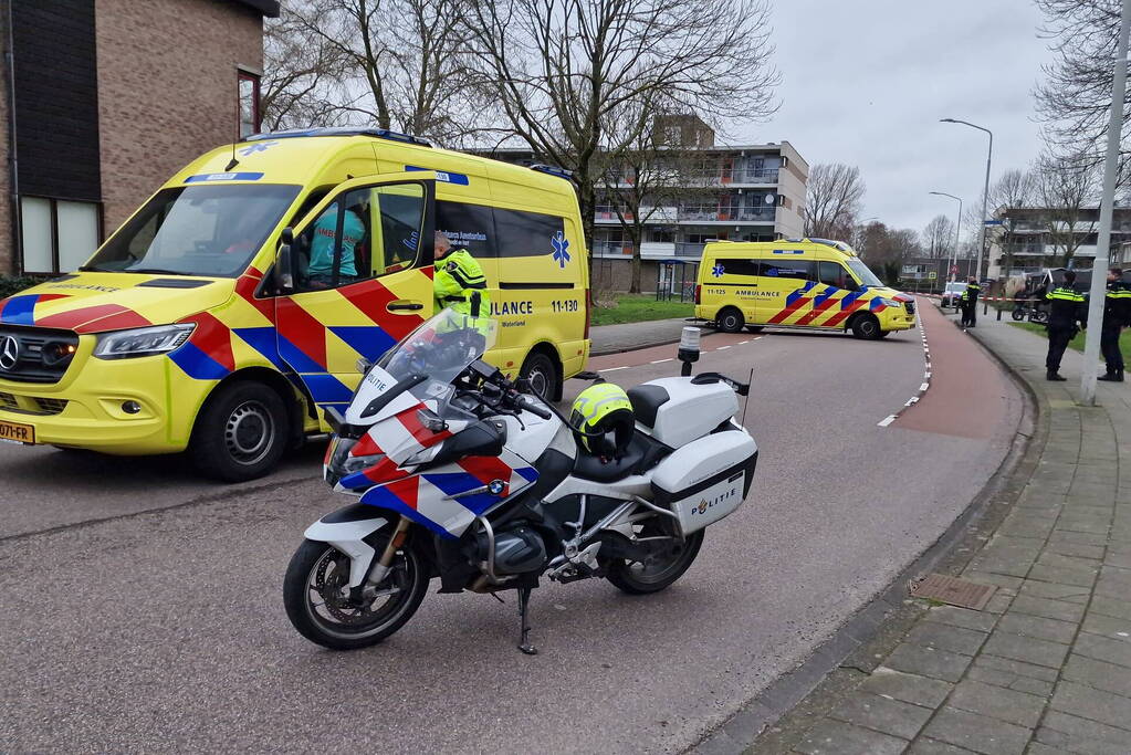 Persoon op speedpedelec gewond bij botsing met auto