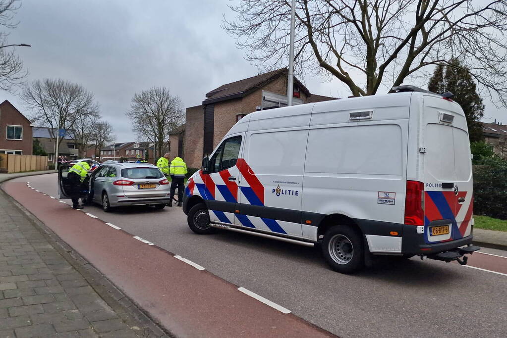 Persoon op speedpedelec gewond bij botsing met auto