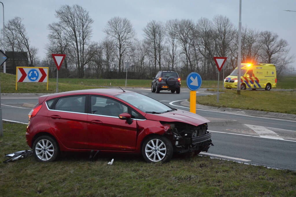 Automobilist ramt lantaarnpaal