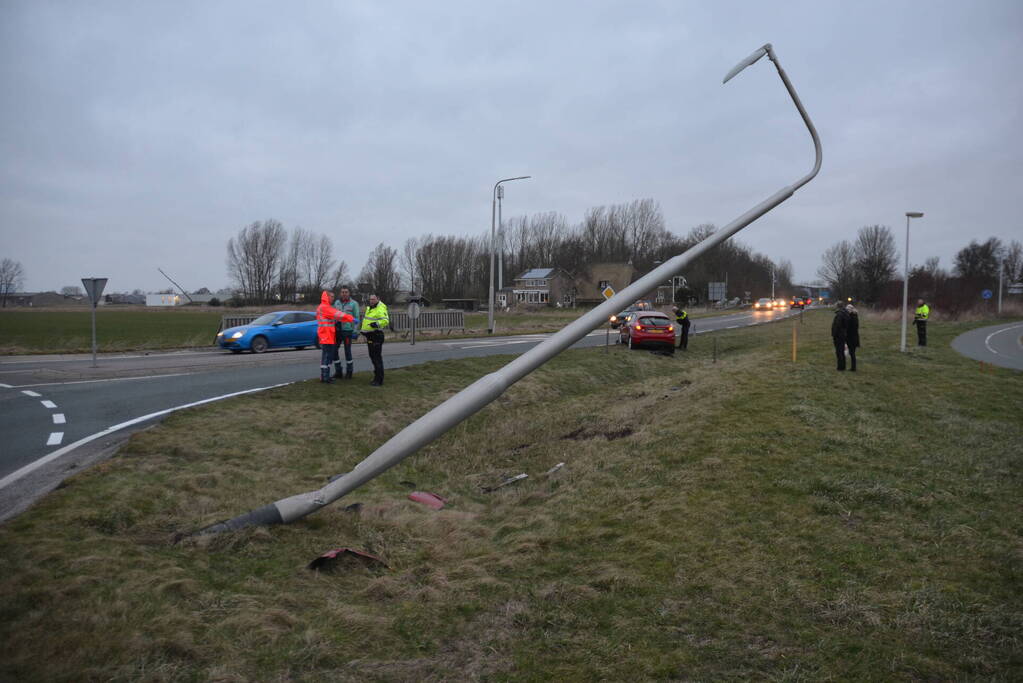 Automobilist ramt lantaarnpaal