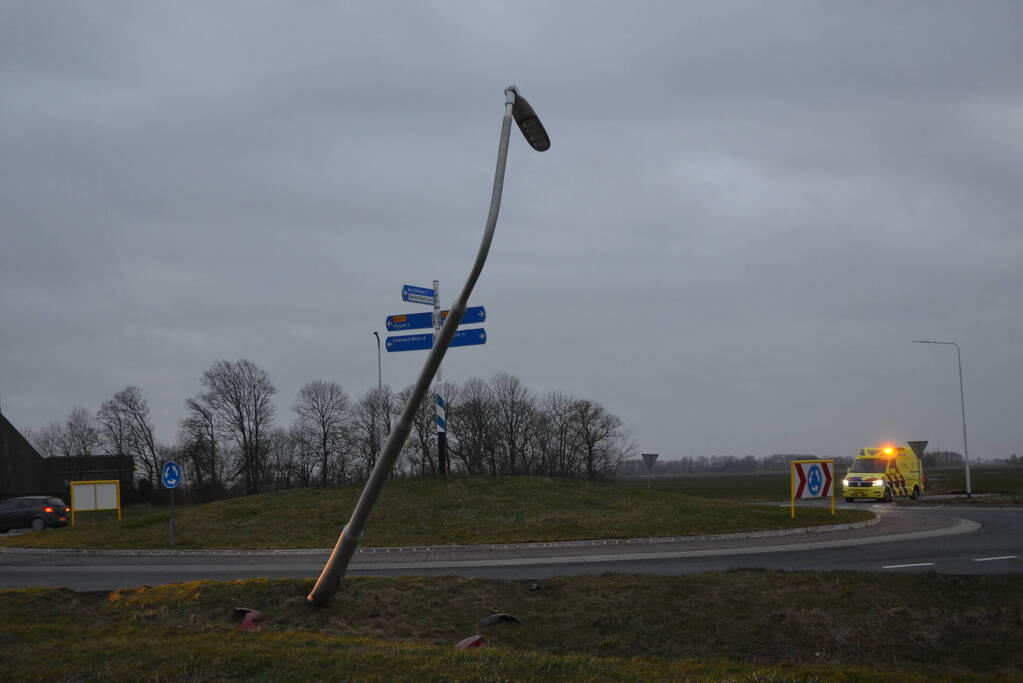 Automobilist ramt lantaarnpaal