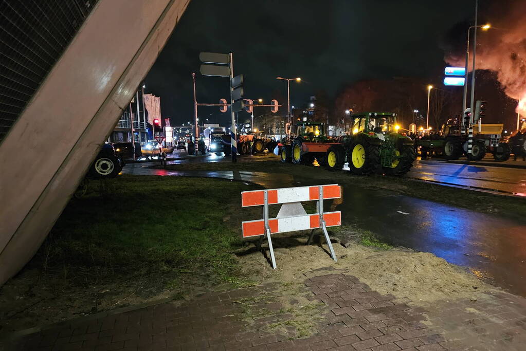 Boeren zetten afval in brand naast snelweg