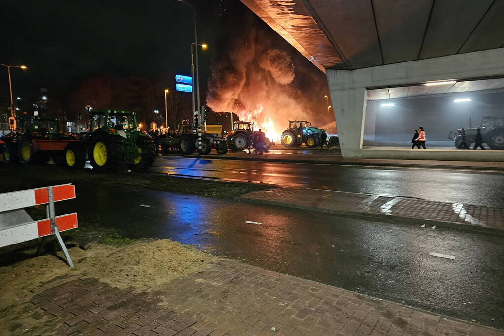 Boeren zetten afval in brand naast snelweg