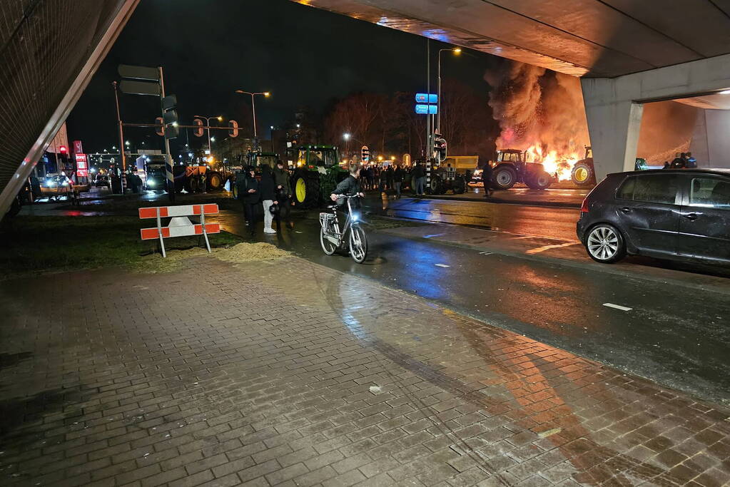 Boeren zetten afval in brand naast snelweg