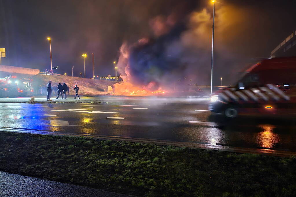 Boeren zetten afval in brand naast snelweg