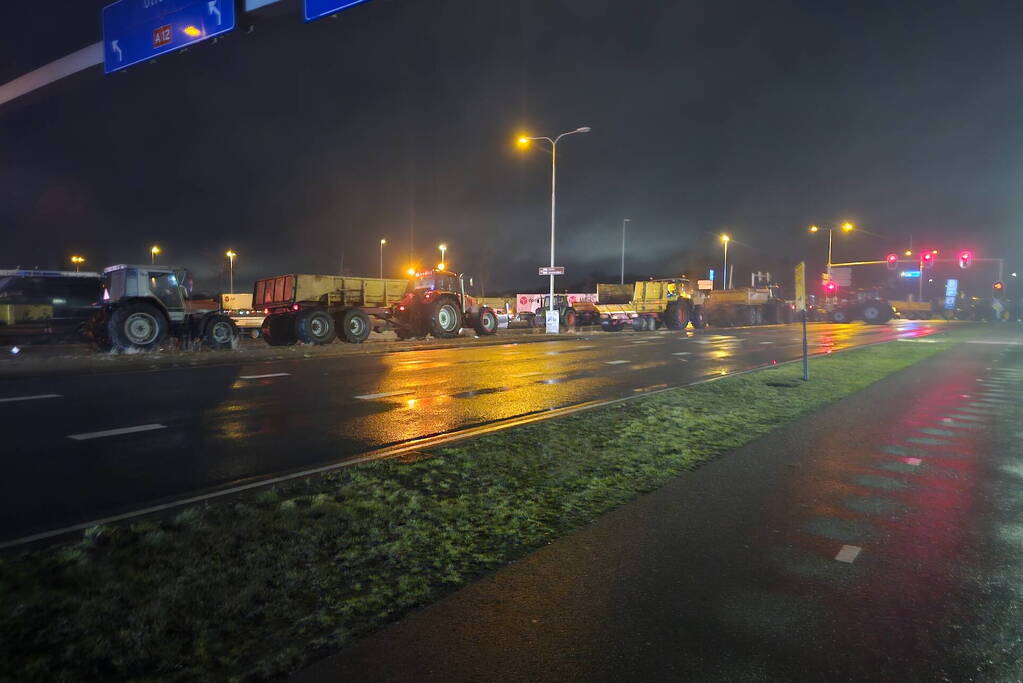 Boeren zetten afval in brand naast snelweg