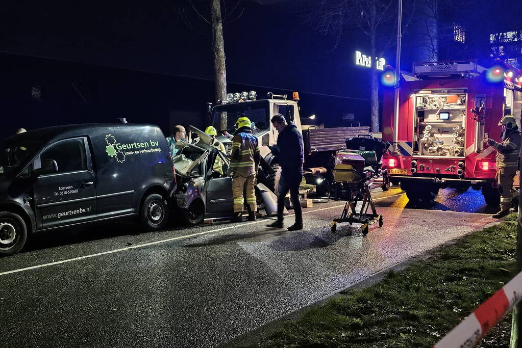 Voertuig geplet tussen vrachtwagen en bestelbus