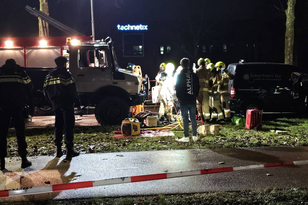 Voertuig geplet tussen vrachtwagen en bestelbus