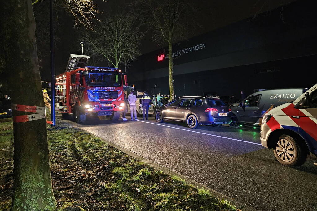 Voertuig geplet tussen vrachtwagen en bestelbus