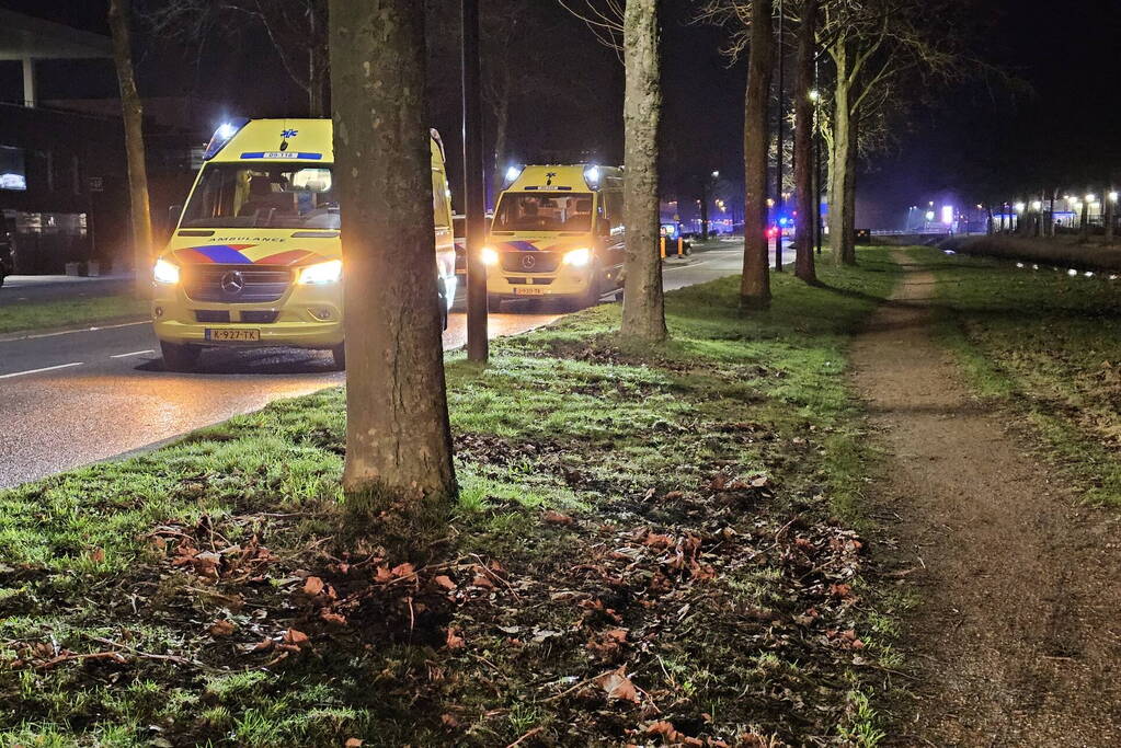 Voertuig geplet tussen vrachtwagen en bestelbus