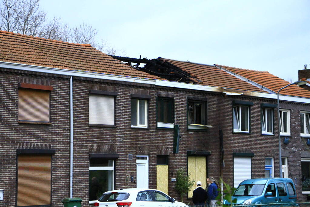 Grote schade na verwoestende brand bij daglicht goed te zien