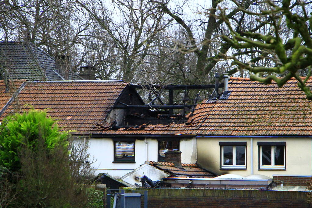 Grote schade na verwoestende brand bij daglicht goed te zien