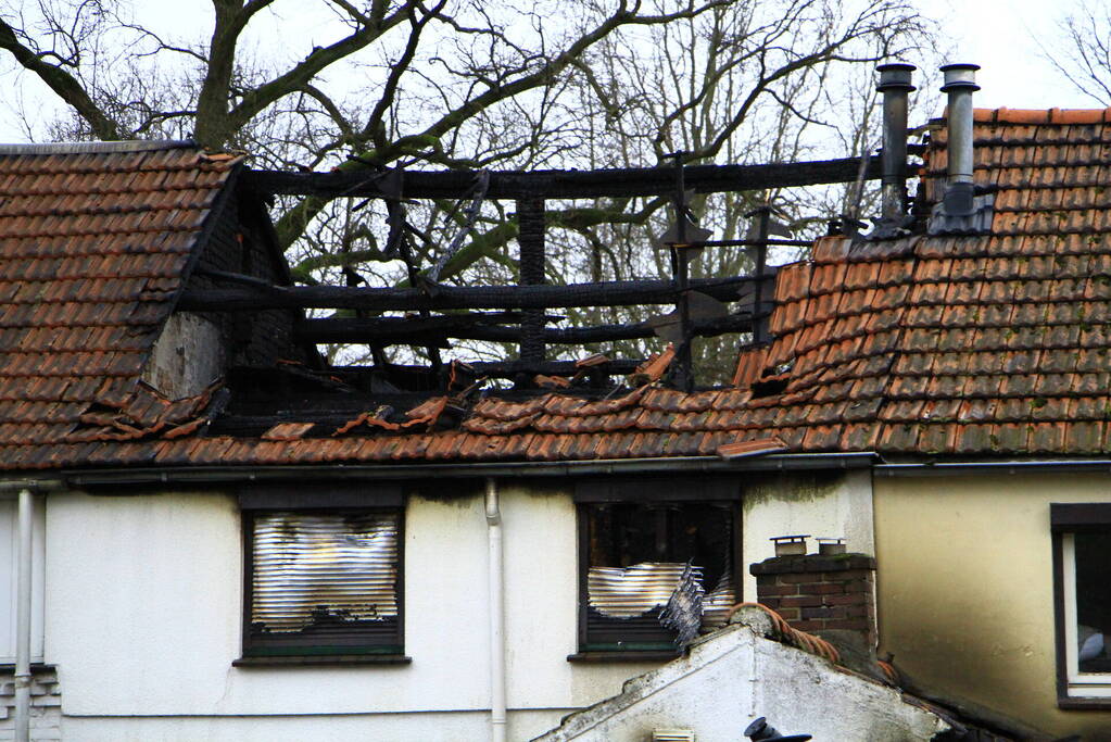 Grote schade na verwoestende brand bij daglicht goed te zien