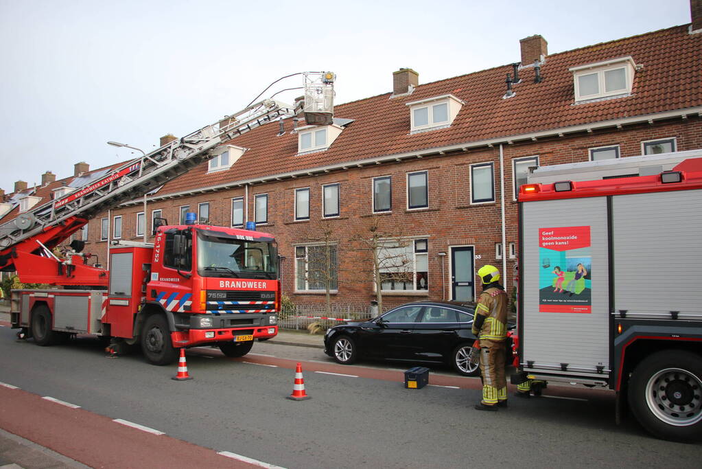 Dakplaat van dakkapel waait weg door harde wind