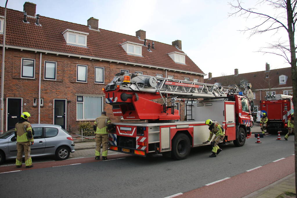 Dakplaat van dakkapel waait weg door harde wind