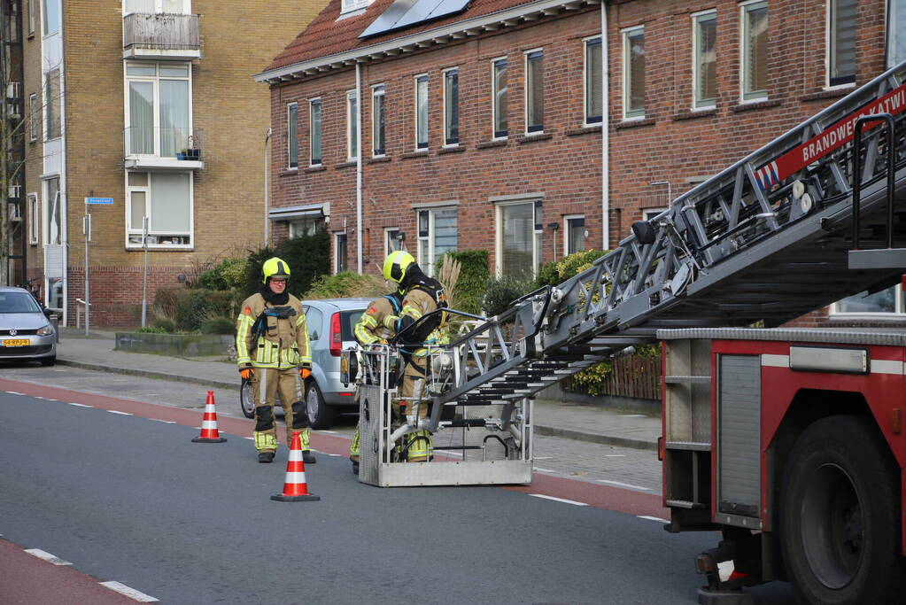 Dakplaat van dakkapel waait weg door harde wind