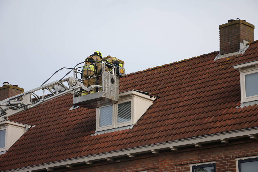 Dakplaat van dakkapel waait weg door harde wind