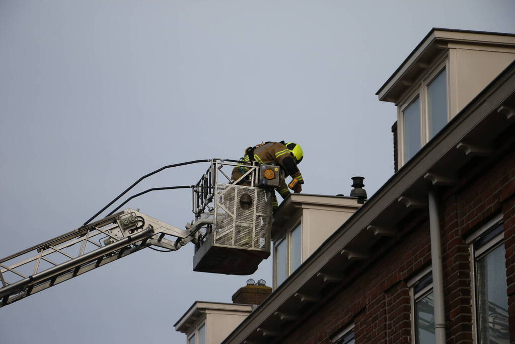 Dakplaat van dakkapel waait weg door harde wind