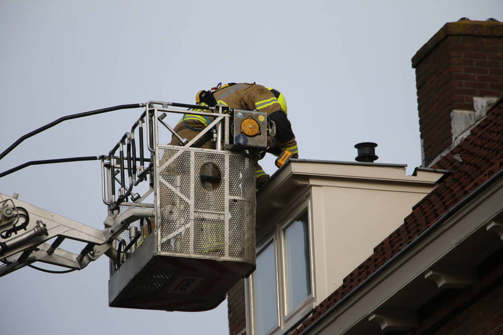 Dakplaat van dakkapel waait weg door harde wind