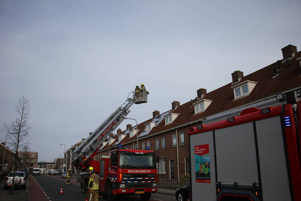 Dakplaat van dakkapel waait weg door harde wind