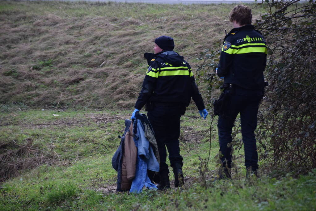 Brandweer doorzoekt sloot na aantreffen kleding langs waterkant