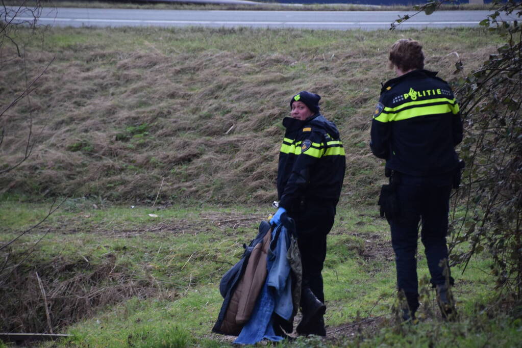 Brandweer doorzoekt sloot na aantreffen kleding langs waterkant