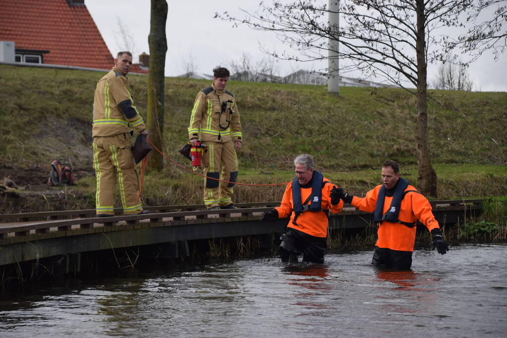 Brandweer doorzoekt sloot na aantreffen kleding langs waterkant