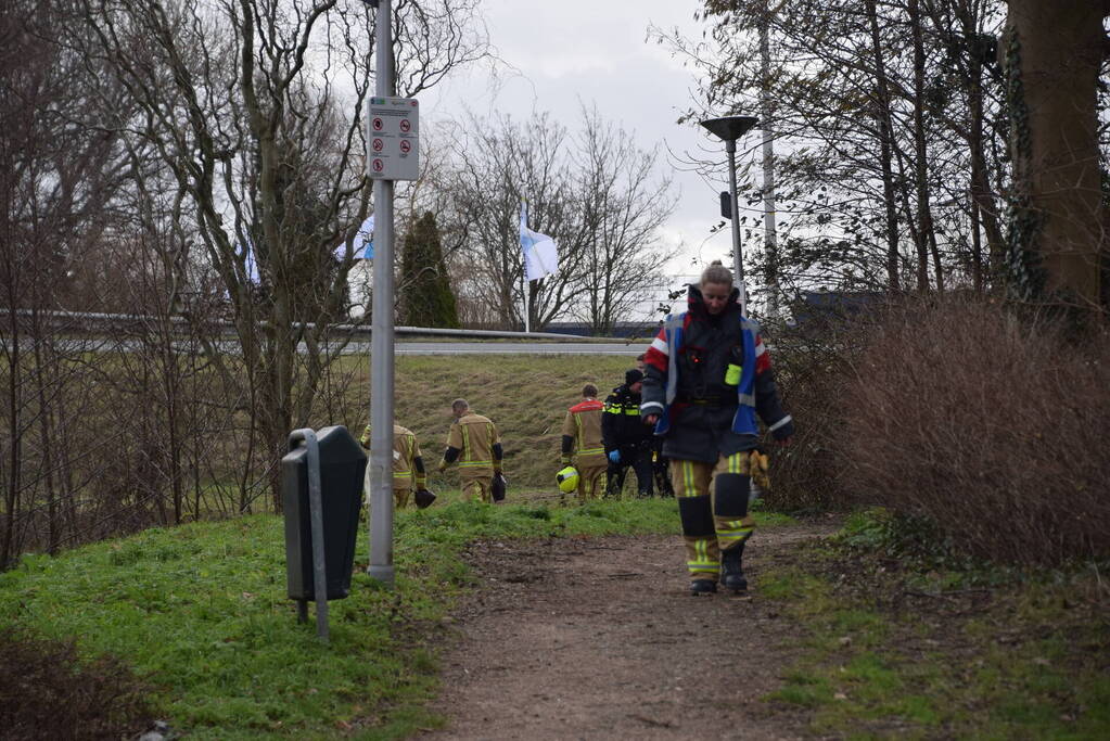 Brandweer doorzoekt sloot na aantreffen kleding langs waterkant