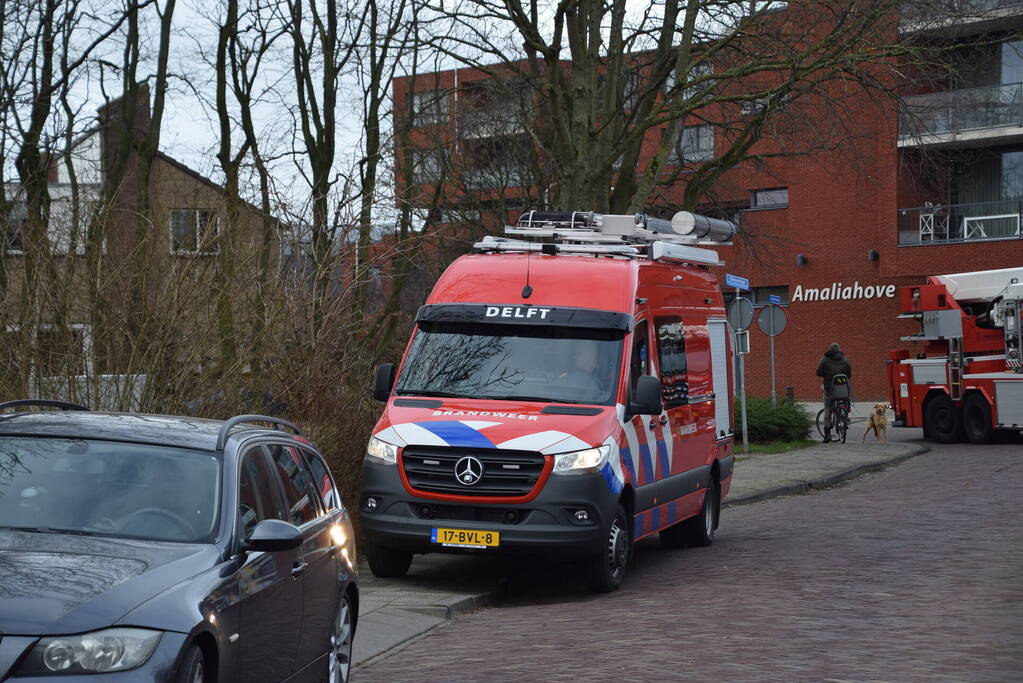 Brandweer doorzoekt sloot na aantreffen kleding langs waterkant