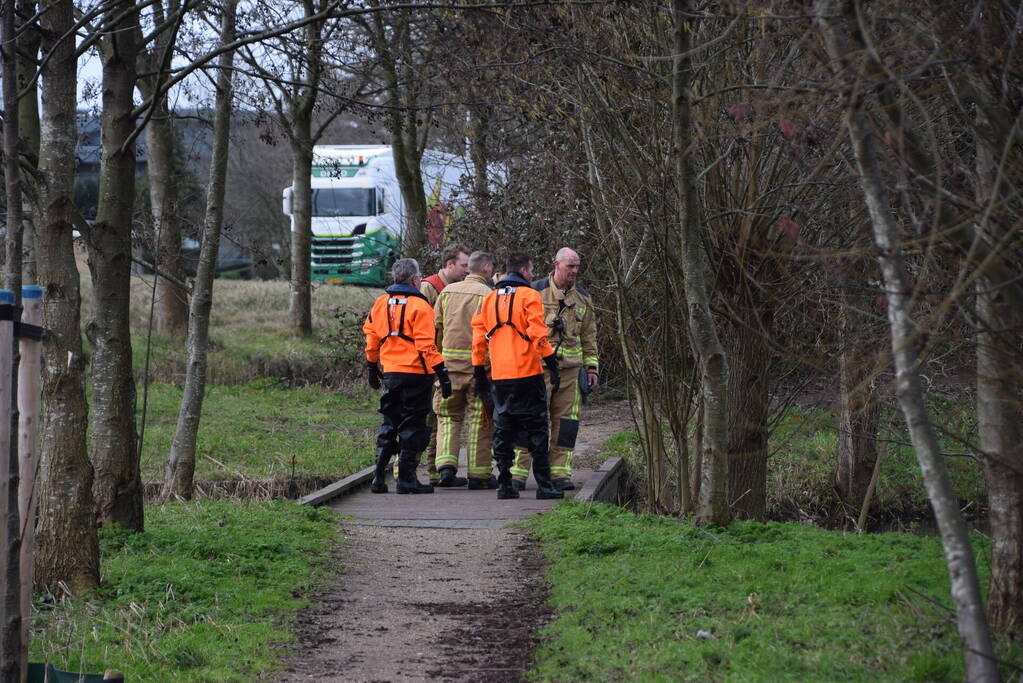 Brandweer doorzoekt sloot na aantreffen kleding langs waterkant