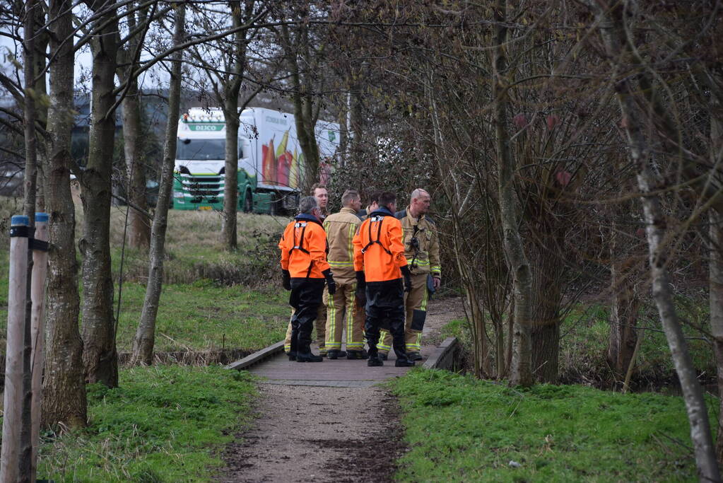 Brandweer doorzoekt sloot na aantreffen kleding langs waterkant